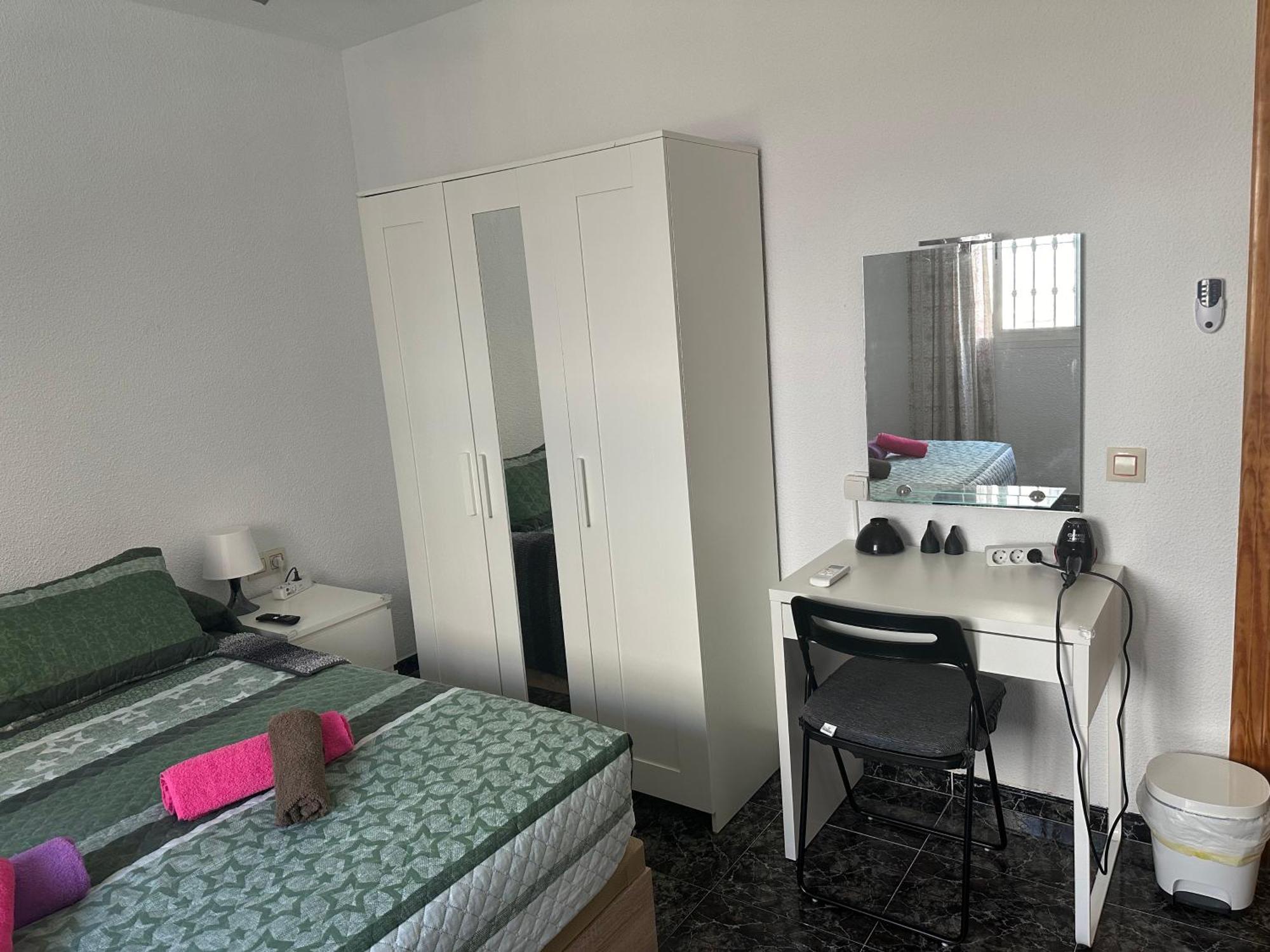 Almeria Centro Habitacion Privada En Apartamento Compartido المظهر الخارجي الصورة